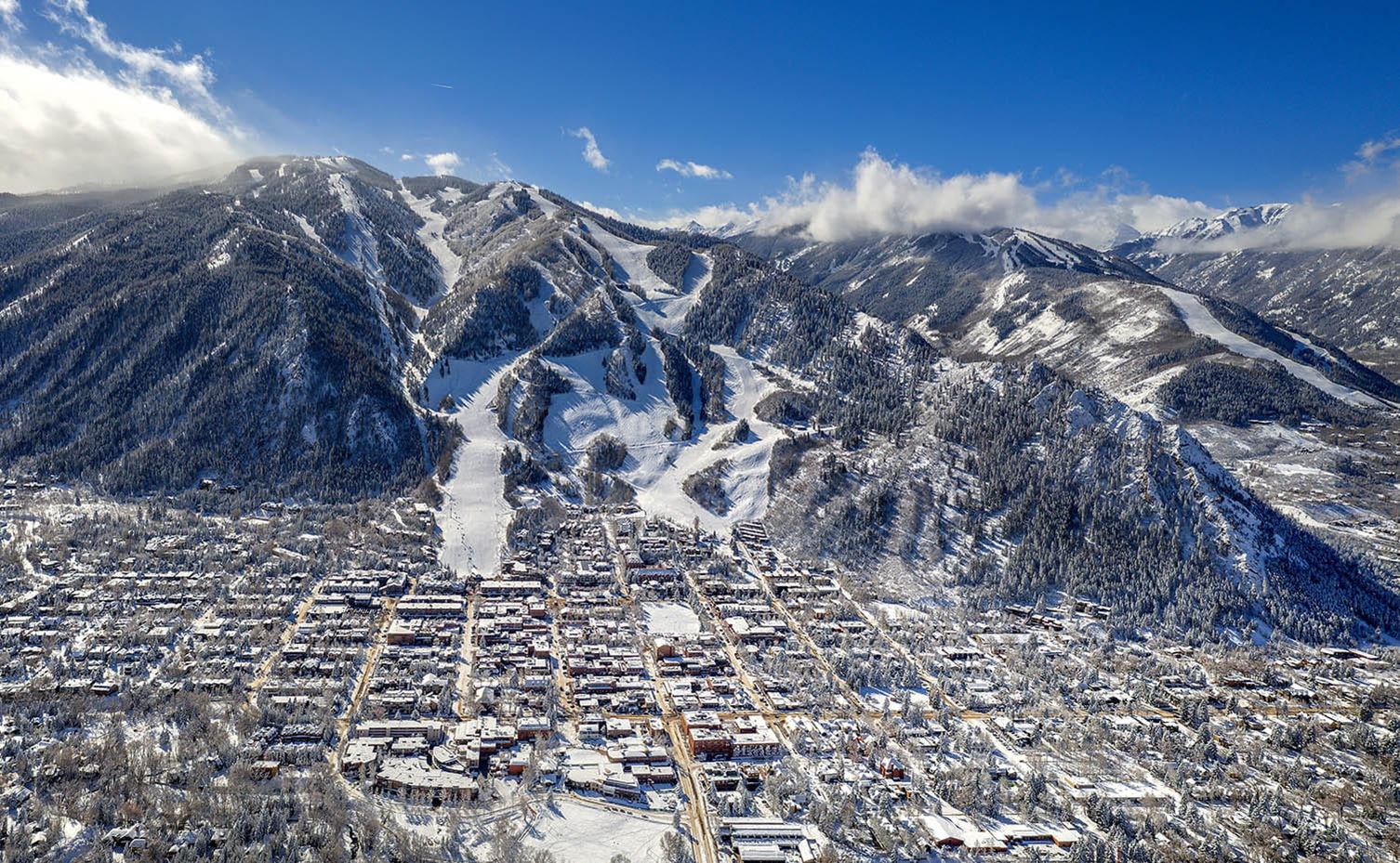 阿斯本雪堆山滑雪村的夏日风光