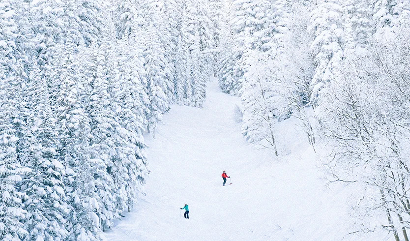 在阿斯本高地的滑雪者