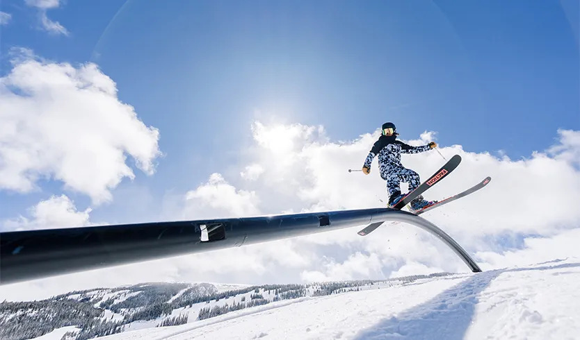 在雪堆山地形公园畅快滑雪